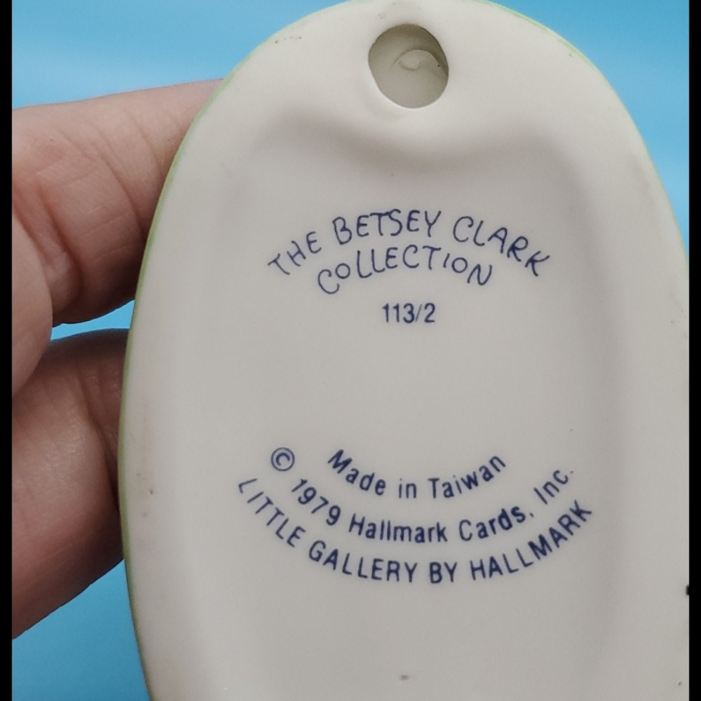 VINTAGE BETSEY CLARK 1979 girl and tulips Hallmark Little Gallery Keepsake - Picture 4 of 9